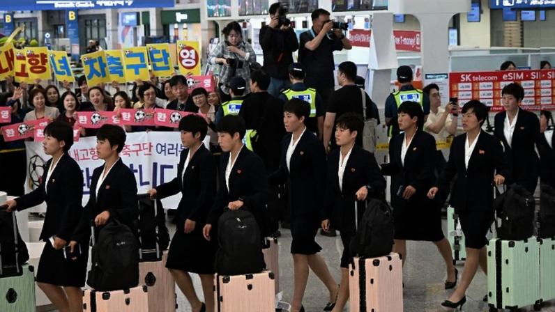 Jogadoras de futebol da Coreia do Norte desembarcaram ontem na Coreia do Sul para a semifinal da Liga dos Campeões Feminina da AFC. Os 7.087 ingressos foram vendidos em 12h (Comissão de Imprensa Conjunta via Yonhap/Reprodução)