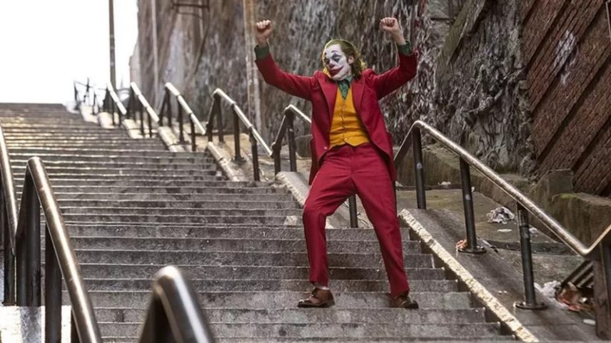 Coringa (2019) é protagonizado pelo ator Joaquin Phoenix e ilustra a transformação de Arthur Fleck em um personagem controverso
