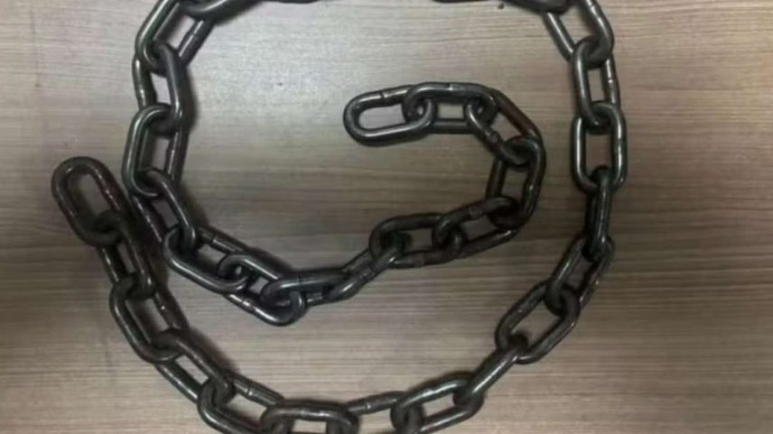 Corrente era usada para prender criança dentro de casa, segundo familiares