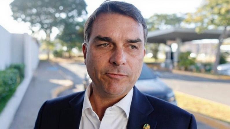 Flávio Bolsonaro confirma encontro com Vorcaro após prisão