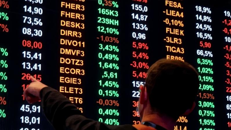 Dólar cai e fecha abaixo de R$ 5 com otimismo global