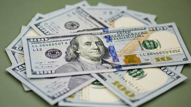 Dólar oscila com ata do Fed e eleições movimentam o mercado