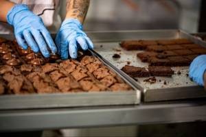 Pequenos negócios enfrentam queda na indústria durante crise