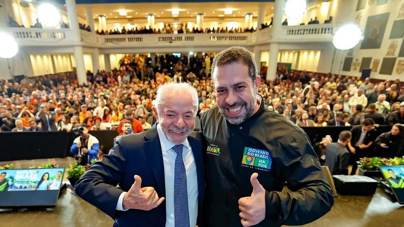 Lula anuncia pacote de R$ 30 bi para motoristas com apoio de Boulos