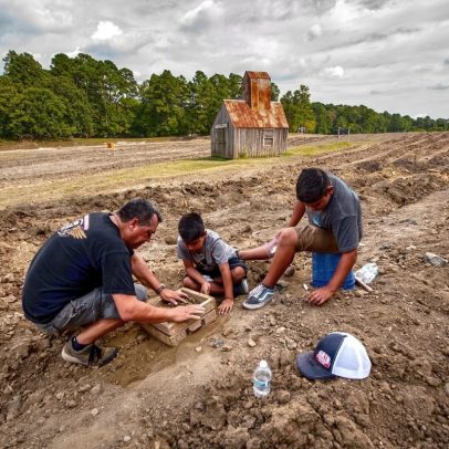 Mulher encontra diamante raro durante caminhada em parque