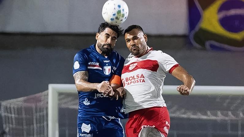 Lance de CRB x Fortaleza pela Copa do Brasil