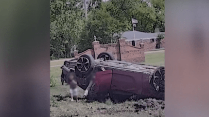 Criança sai caminhando de carro que capotou durante perseguição nos EUA
