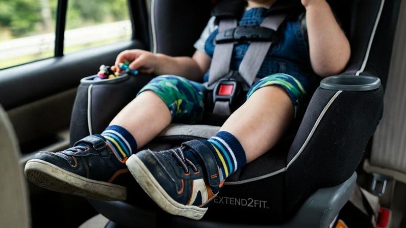 Criança em cadeirinha do carro - Metrópoles