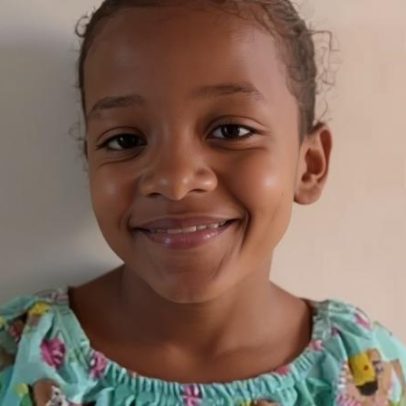 Criança de 11 anos morre após ser arremessada em piscina em Alagoas
