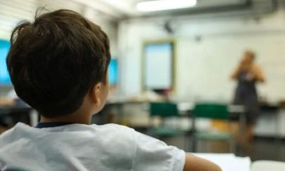 Brasil: crianças vão melhor em linguagem do que em matemática, diz OCDE
