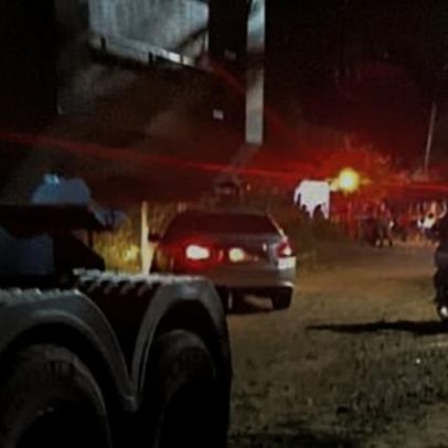 Criança de 6 anos cai após tentar se pendurar em carreta e é atropelada
