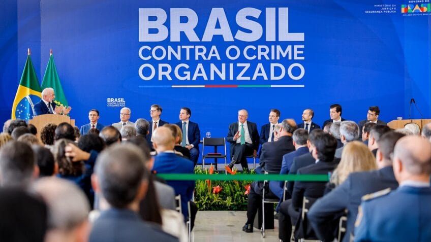 Na imagem, o presidente Lula (PT), o ministro da Justiça e Segurança Pública, Wellington César Lima e Silva, Paulo Gonet (PGR), o vice-presidente Geraldo Alckmin e secretários de segurança participam da cerimônia de lançamento do programa Brasil Contra o Crime Organizado