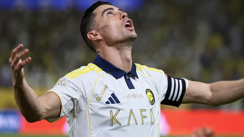 Cristiano Ronaldo, do Al-Nassr, celebra após anotar gol de falta contra o Damac, no Campeonato Saudita