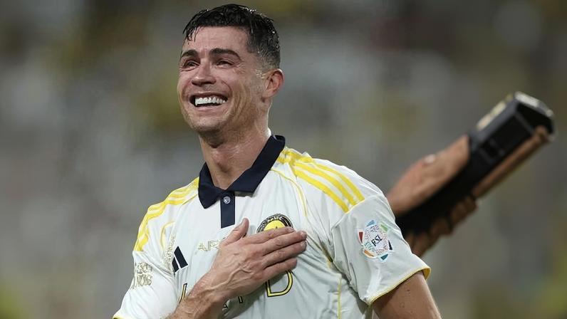 Cristiano Ronaldo, do Al-Nassr, chora após gol contra o Damac