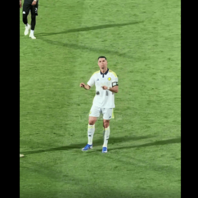 Cristiano Ronaldo se irrita com gritos de 'Messi' e faz gesto provocativo
