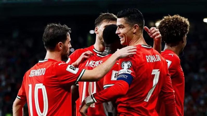 Cristiano Ronaldo comemorando gol com companheiros da seleção de Portugal — Foto: Instagram