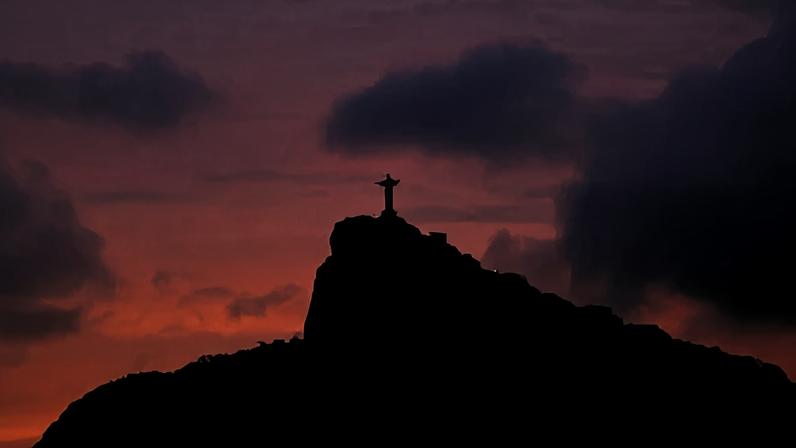 Cristo Redentor no morro do Corcovado, zona sul da capital fluminense, durante o entardecer
