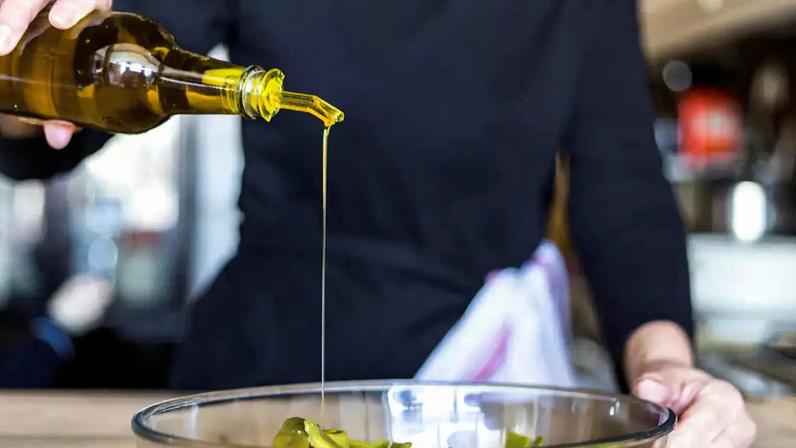 Azeite de oliva fraudado: ministério alerta para produto impróprio para consumo