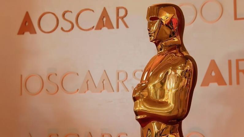 Uma estatueta do Oscar se destaca enquanto a Hollywood Boulevard continua a ser transformada na área de chegada do tapete vermelho para a 97ª edição do Academy Awards, em Los Angeles, Califórnia, EUA, em 28 de fevereiro de 2025. REUTERS/Mike Blake