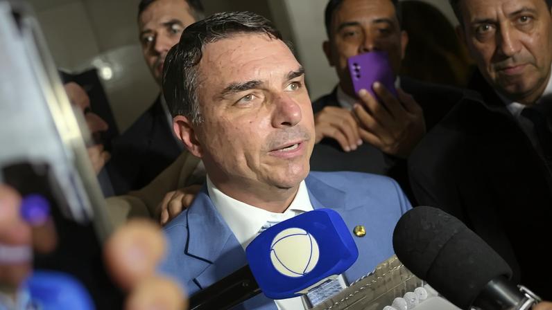 Senador Flávio Bolsonaro (PL-RJ) concede entrevista.
