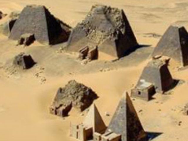 Fotografia de Pirâmides de Meroe-túmulos Nubian no deserto de Sahara.