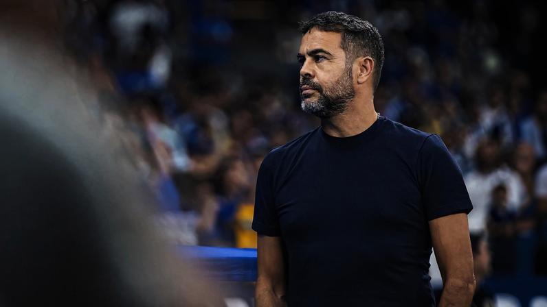 Técnico do Cruzeiro, Artur Jorge, contra o Fluminense