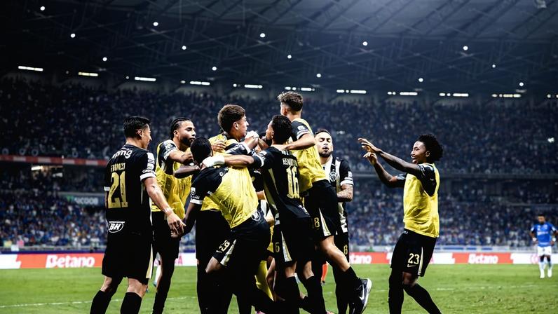 Jogadores comemoram o segundo dos três gols do Atlético sobre o Cruzeiro neste sábado (2/5), no Mineirão