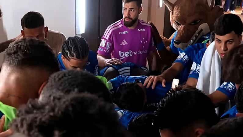 Corrente de jogadores do Cruzeiro antes de jogo com a Chapecoense