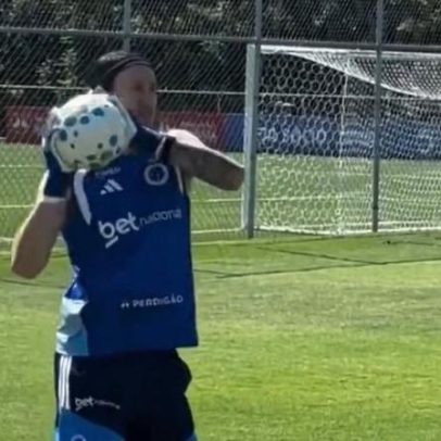 Cássio publica vídeo de treino com bola na Toca II do Cruzeiro