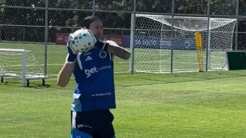 Neste sábado (2/5), o goleiro Cássio treinou com bola na Toca da Raposa II