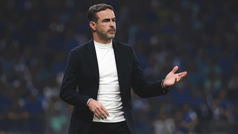 Artur Jorge vai de enérgico a frustrado no seu primeiro clássico pelo Cruzeiro