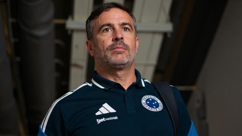 Artur Jorge comanda o Cruzeiro neste sábado (2/5) em seu primeiro clássico contra o Atlético