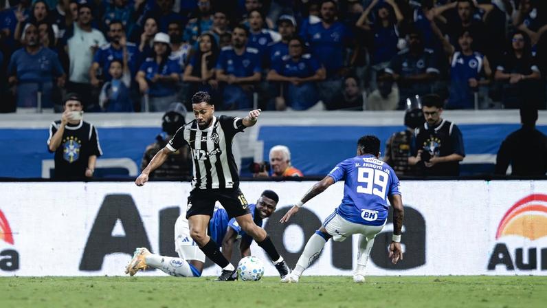 Raposa chegou a ficar com dois jogadores a menos durante o jogo