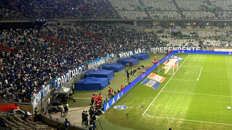 Equipamentos posicionados atrás do gol norte do estádio