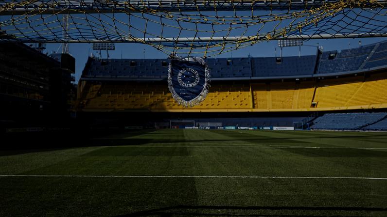 Flâmula do Cruzeiro pendurada nas redes de um dos gols da Bombonera, estádio do Boca Juniors, em Buenos Aires