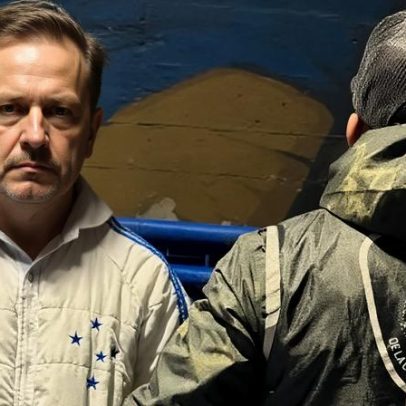 Torcedor do Cruzeiro é detido em Buenos Aires por rasgar dinheiro na Bombonera