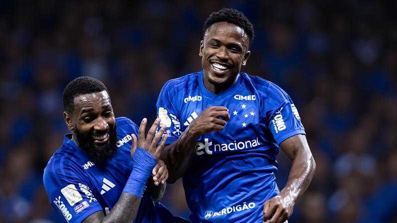 Gerson e Sinisterra comemorando o segundo gol celeste