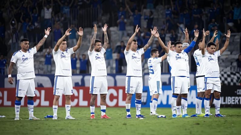 Jogadores celebram a goleada de 4 a 0 sobre o Barcelona (EQU), que garantiu a Raposa nas oitavas de final da Libertadores; time de Artur Jorge vai pegar o Flamengo