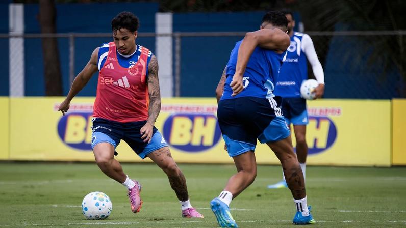 Atacante Kaio Jorge durante treinamento na Toca da Raposa