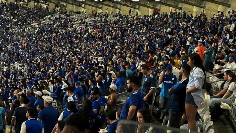 Torcedores do Cruzeiro deixam o Mineirão após terceiro gol do Atlético