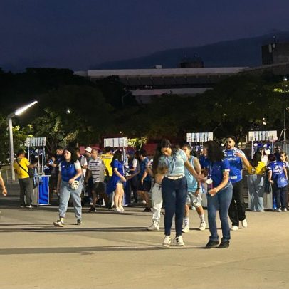 Centenas de torcedores do Cruzeiro entram no Mineirão com abertura dos portões