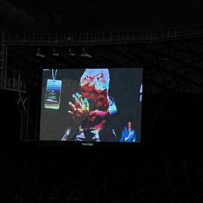 Ex-presidente do Cruzeiro César Masci é homenageado no Mineirão e emociona-se