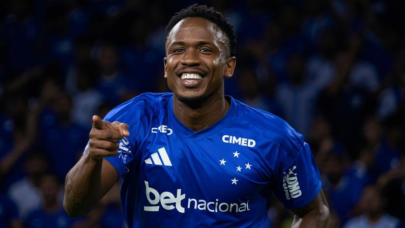 Sinisterra marcou o segundo gol da Raposa no jogo e também teve um gol anulado