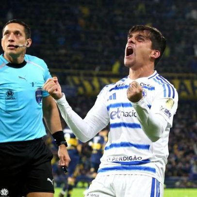 Fagner faz gol pela Cruzeiro contra o Boca Juniors pela Libertadores