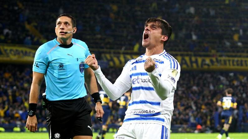 Fagner, do Cruzeiro, comemora gol contra o Boca Juniors, pela Libertadores