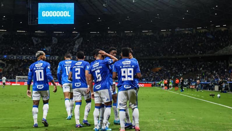 Jogadores do Cruzeiro comemoram gol contra o Goiás, pela Copa do Brasil