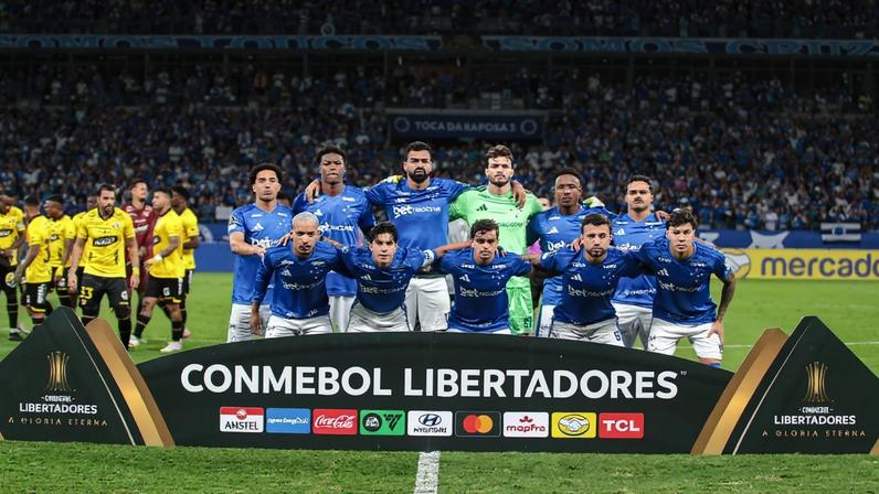 Jogadores do Cruzeiro perfilados para foto oficial pela Libertadores 2026