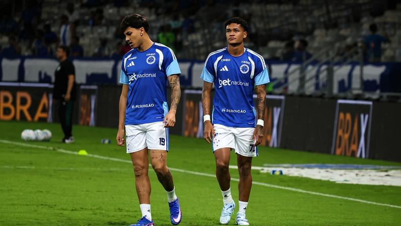 Kaique Kenji junto com Kaio Jorge, durante aquecimento do Cruzeiro