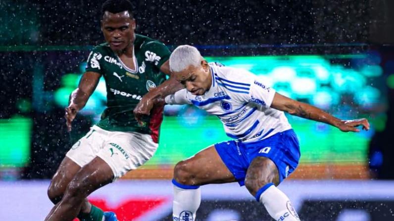 Matheus Pereira disputa bola com atleta do Palmeiras, no Brasileirão 2026