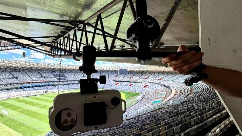Foram instaladas 28 câmeras espalhadas pelo teto do estádio